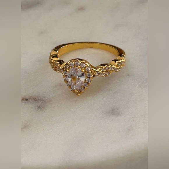 Vintage style pear cut pave set royal looking ring size 8 - Picture 6 of 10